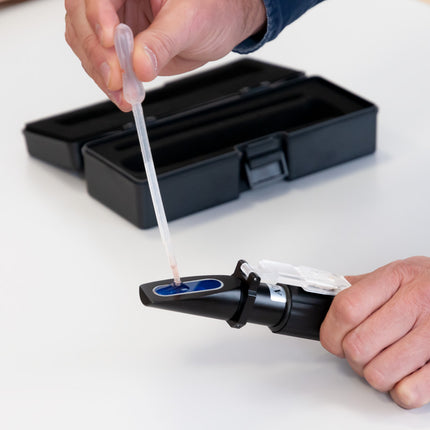 Refractómetro Brix PCE-032-LED con iluminación LED