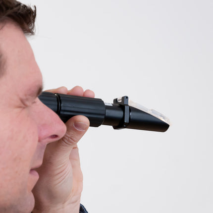 Refractómetro Brix PCE-032-LED con iluminación LED