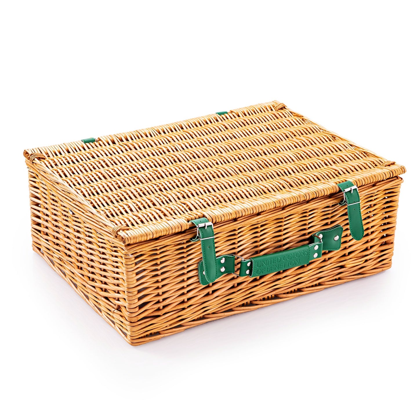 Practical picnic basket with everything you need for 4 people: cutlery and plates and glasses.