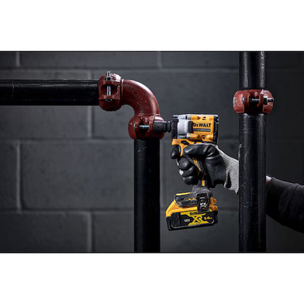 Llave de impacto XR 18V 1/2" DEWALT DCF921P2T-QW con 2 baterías 5,0Ah, cargador y maletín TSTAK