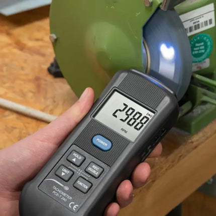 Estroboscopio con medición de temperatura PCE-T 240