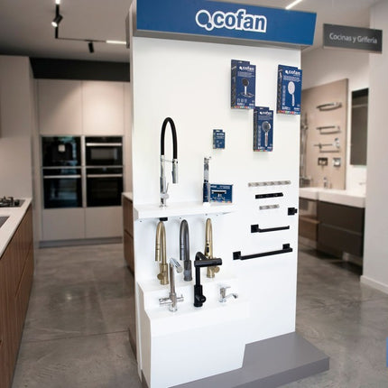 Expositor de madera con grifería y accesorios de baño | Incluye 32 referencias, 96 productos | Iluminación en el cabecero