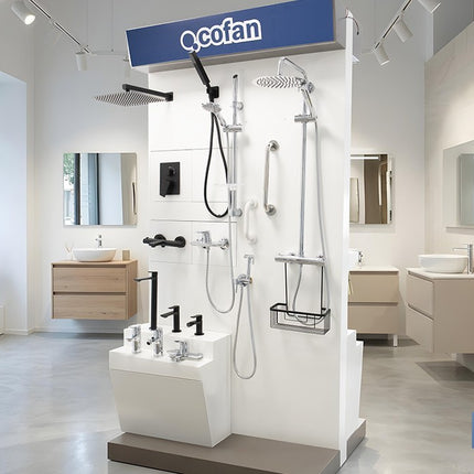 Expositor de madera con grifería y accesorios de baño | Incluye 32 referencias, 96 productos | Iluminación en el cabecero