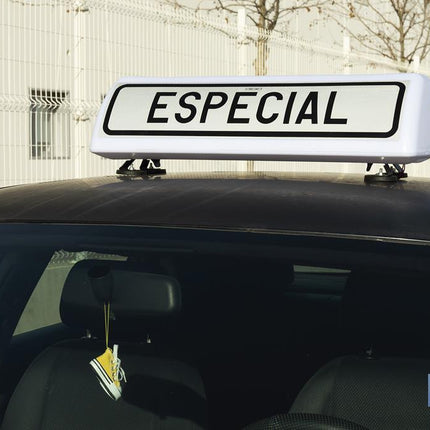 Cartel avisador acompañamiento vehículo Especial V21 | Material: resina