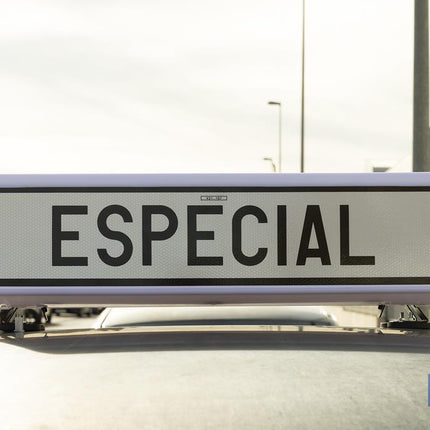 Cartel avisador acompañamiento vehículo Especial V21 | Material: resina