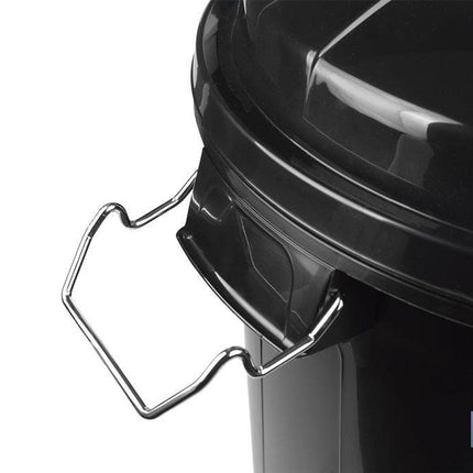 Cubo de basura con tapa y asas metálicas | Capacidad: 100 litros | Material: polipropileno | Color: negro