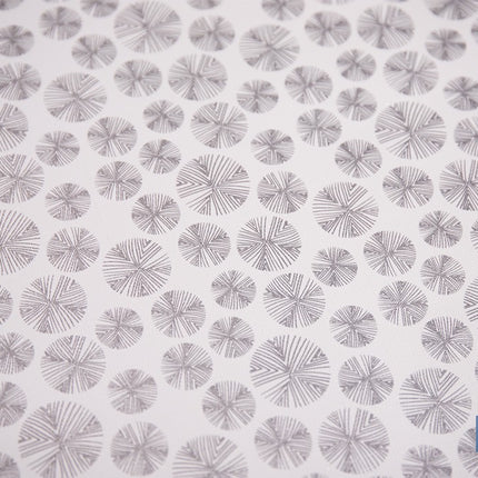 Rollo de hule estampado gris polar | Materiales: polipropileno y PVC | Gran resistencia a líquidos y manchas | Fácil limpieza | Medidas 1,40 x 20 m