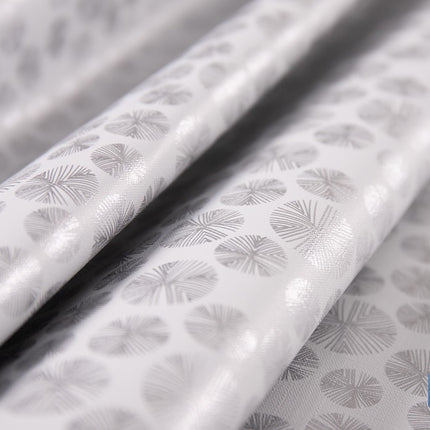 Rollo de hule estampado gris polar | Materiales: polipropileno y PVC | Gran resistencia a líquidos y manchas | Fácil limpieza | Medidas 1,40 x 20 m