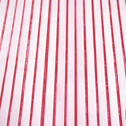 Rollo de hule estampado provenzal rojo | Materiales: polipropileno y PVC | Gran resistencia a líquidos y manchas | Fácil limpieza | Medidas 1,40 x 20 m