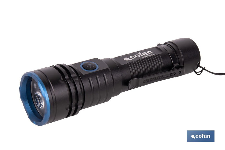 Linterna LED de alta potencia (2000 lm) y 150 m de alcance. 5 funciones y base magnética
