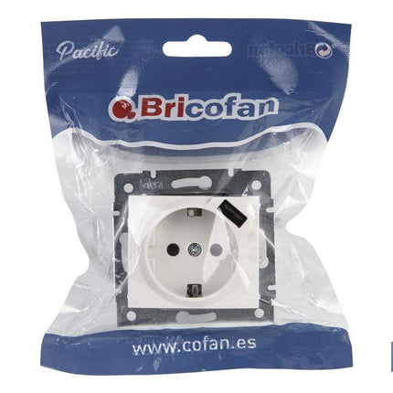 Base de enchufe bipolar | Modelo Pacific | 2 P + T con obturador | Incluye una entrada de puerto USB